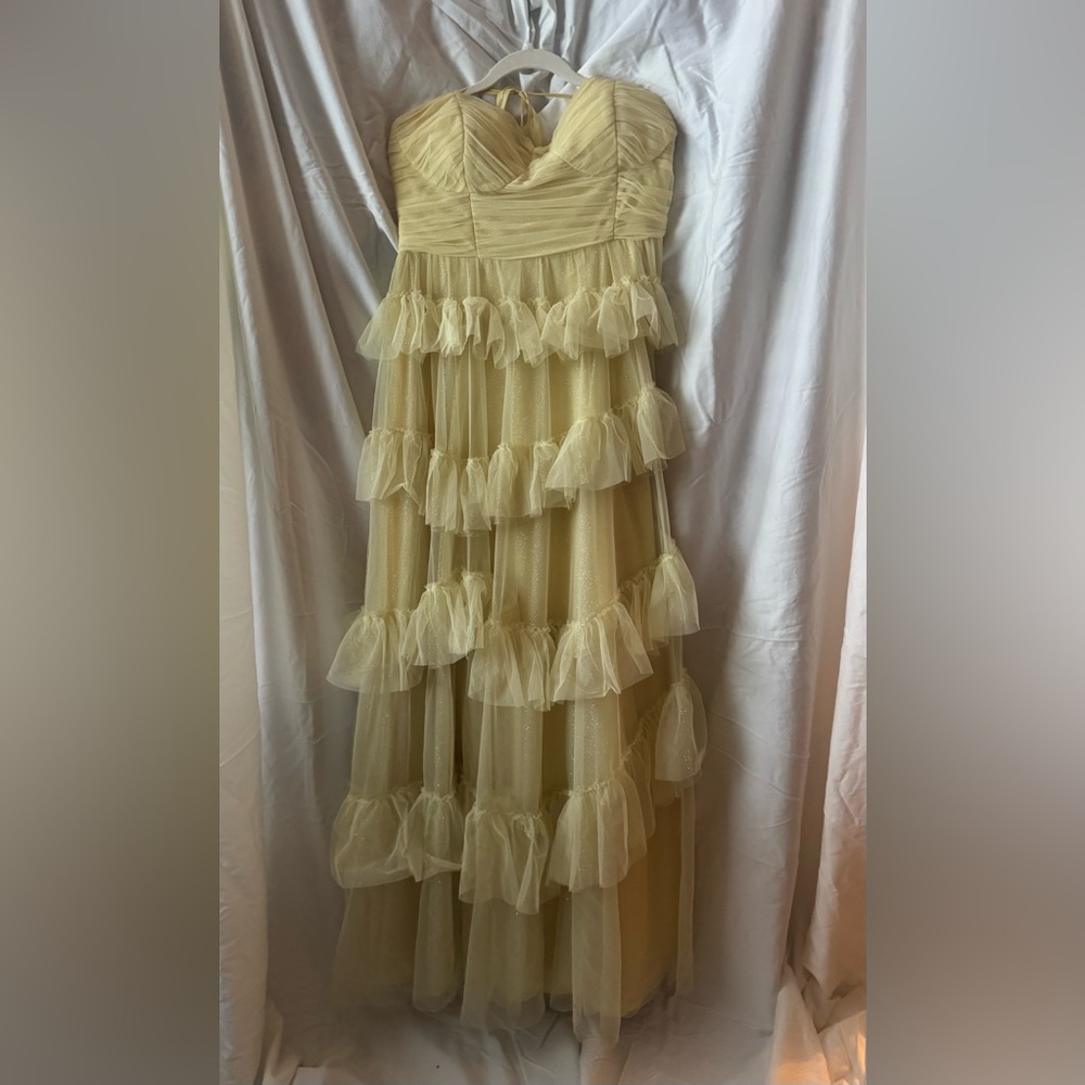 Macy's Butter Yellow Tulle Strapless Prom Dress